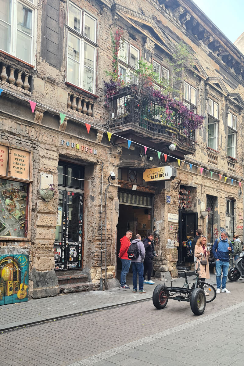 Der Eingang zur Ruinenbar Szimpla Kert