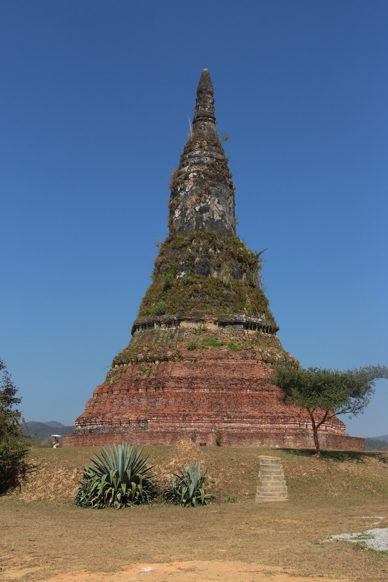 Moosbewachsene alte Stupa