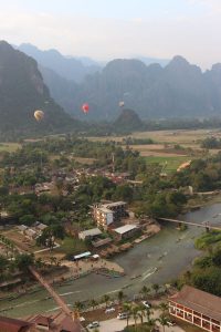 Vang Vieng und der Nam Sang River von Oben