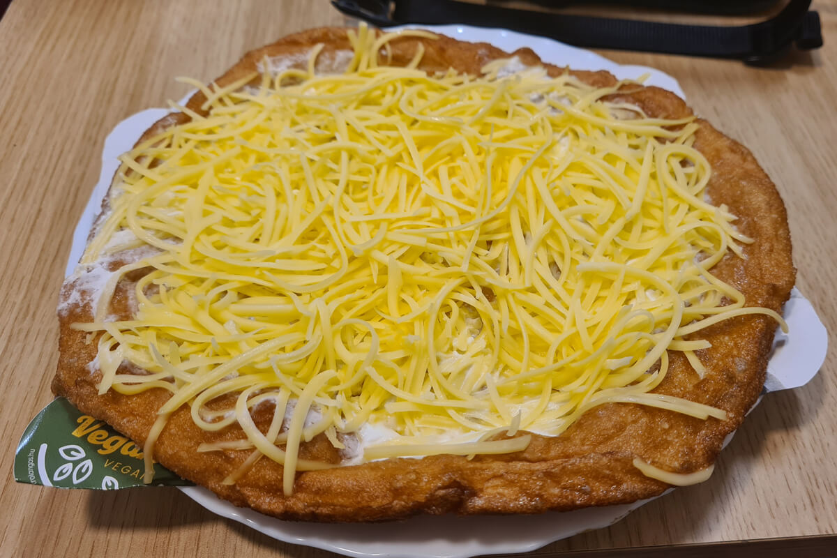 Vegane Langos mit Schmand und veganem Käse