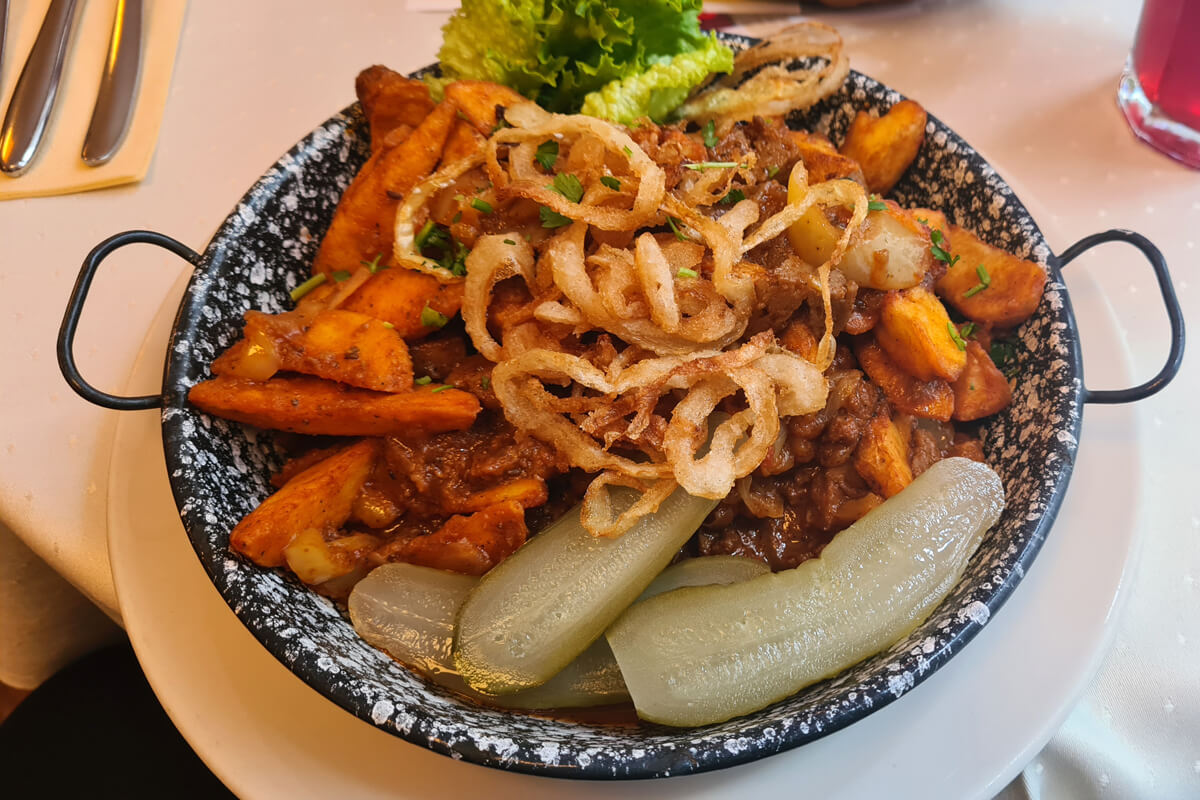 Seitan Stew mit Kartoffeln und Gewürzgurken
