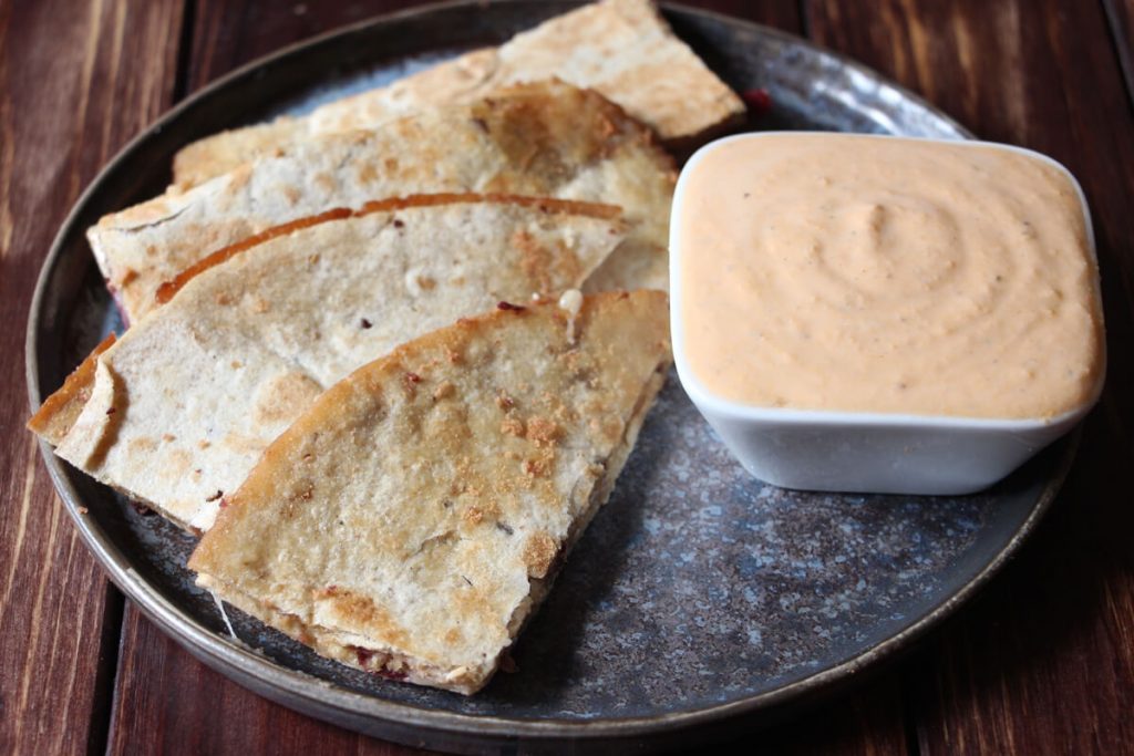 vegane Quesadilla mit Bohnenfüllung und Paprikadip