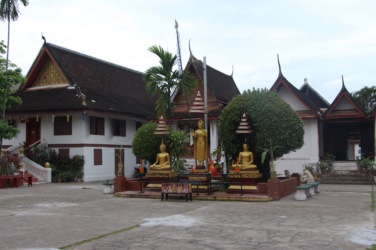 Buddha Statuen in der Wat Mai Monestary
