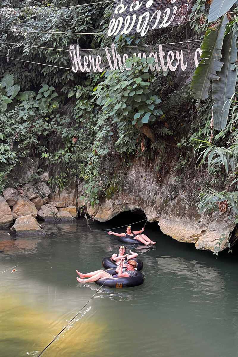 Wir hangeln uns auf schwimmenden Reifen in eine Wasserhöhle