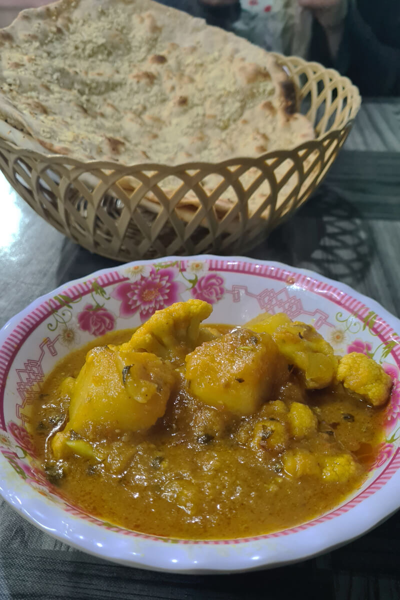 Aloo Gobi mit frisch gebackenem Naan