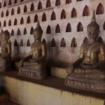 Vientiane: Sehenswürdigkeiten in der Hauptstadt von Laos Buddha Figuren im Tempel