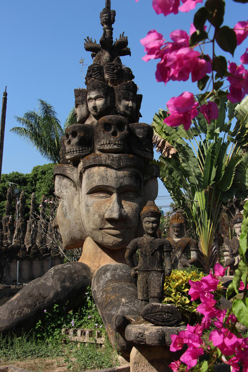 Buddha Figuren im Park nahe Vientiane