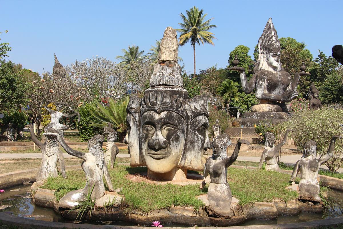 Steinfiguren im Buddha Park
