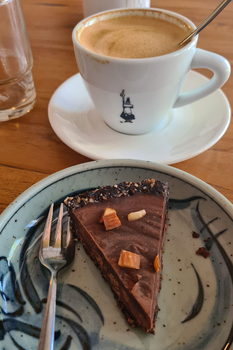 Veganer Raw Cake und Capuccino im Coco & Co