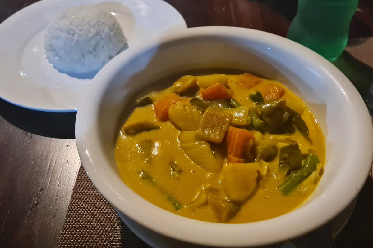 Gelbes Curry mit Gemüse und Reis