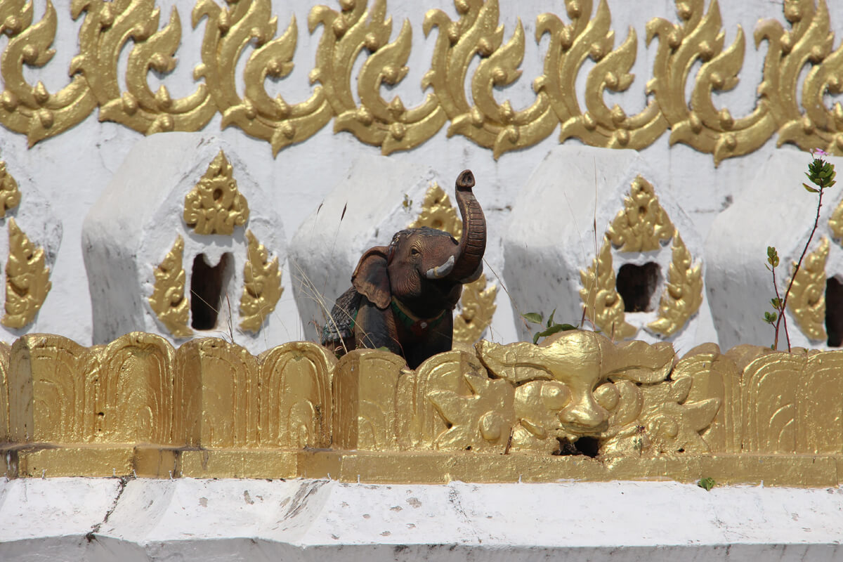 Kleine Elefantenfigur im Tempel
