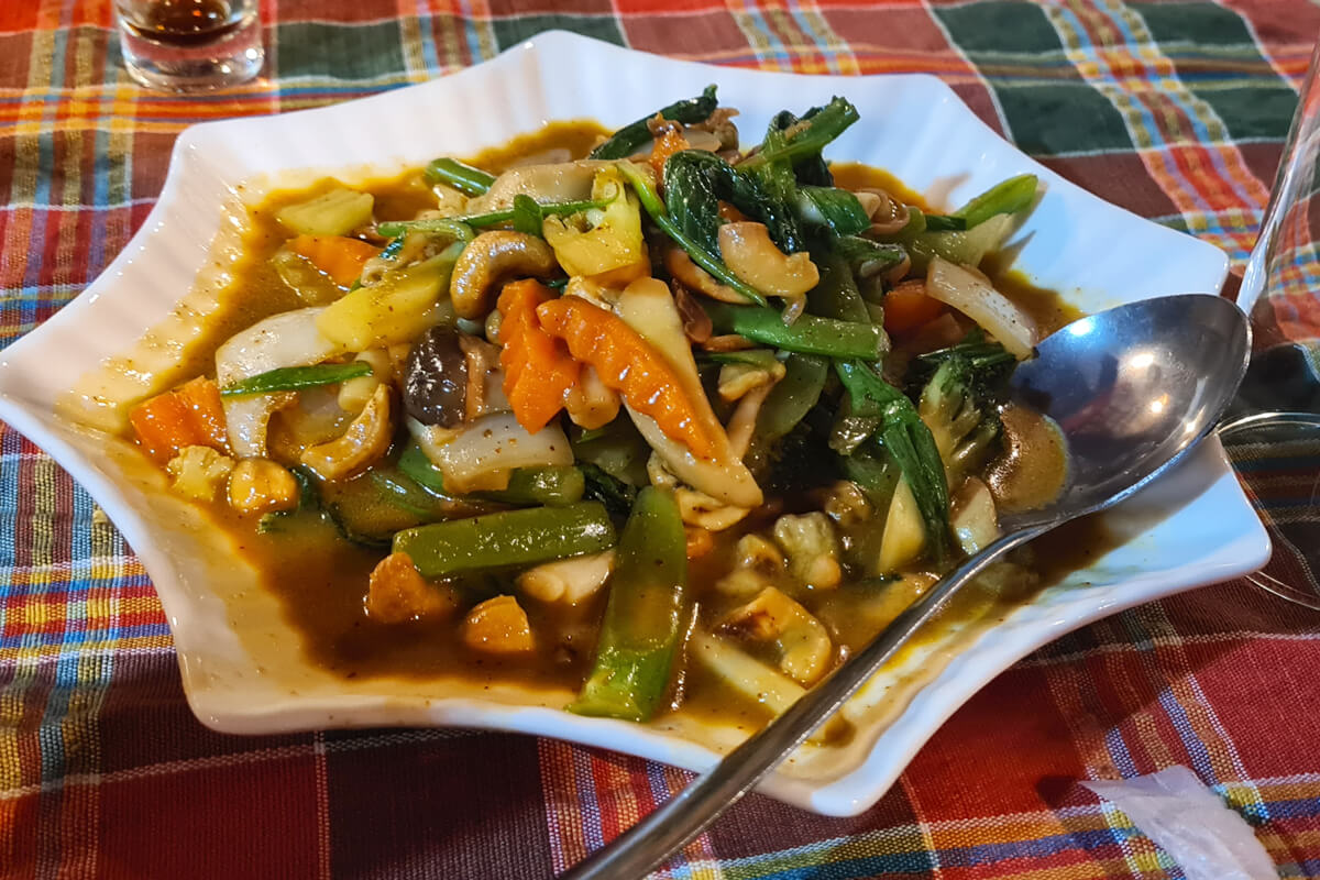 Fried Cashewnut mit frischem Gemüse im Sainamhai Resort