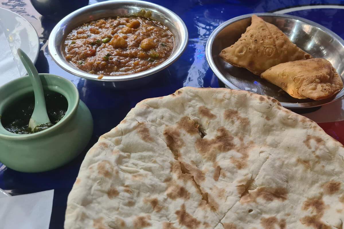 Indisches Essen mit veganen Optionen