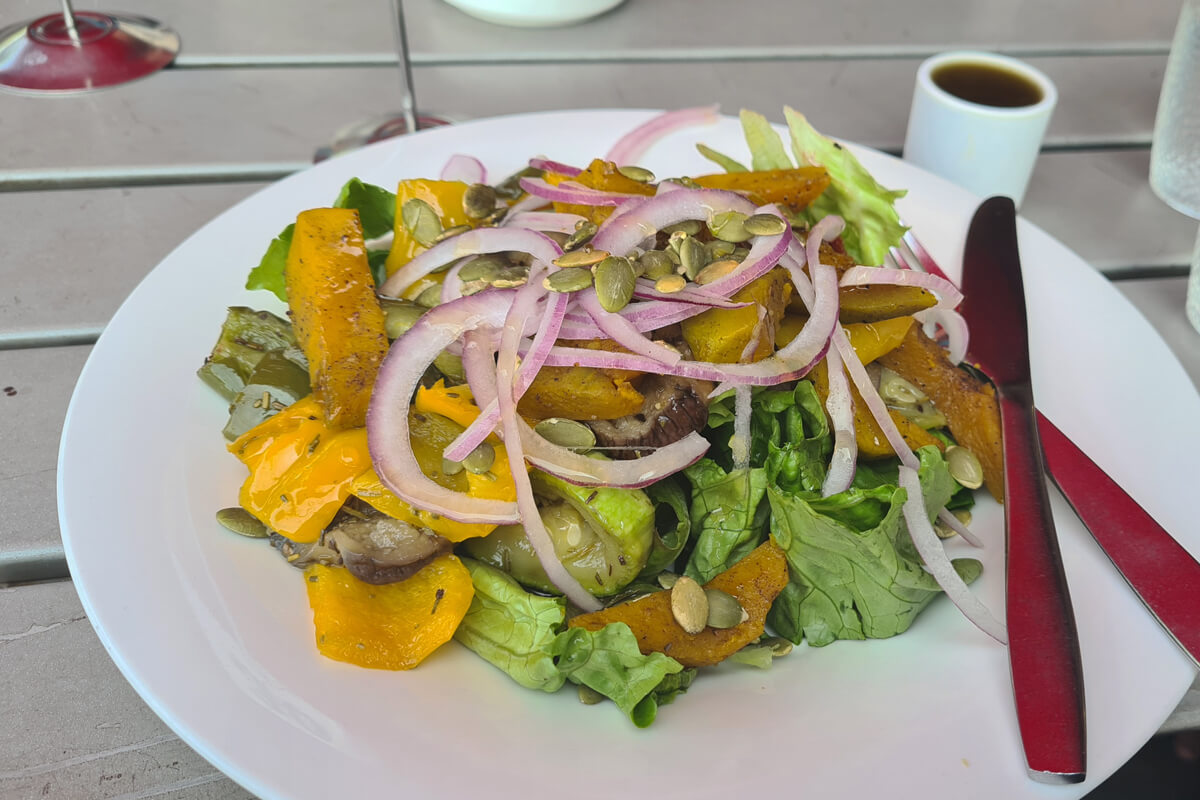 Salat mit gebackenem Gemüse in der Joma Bakery