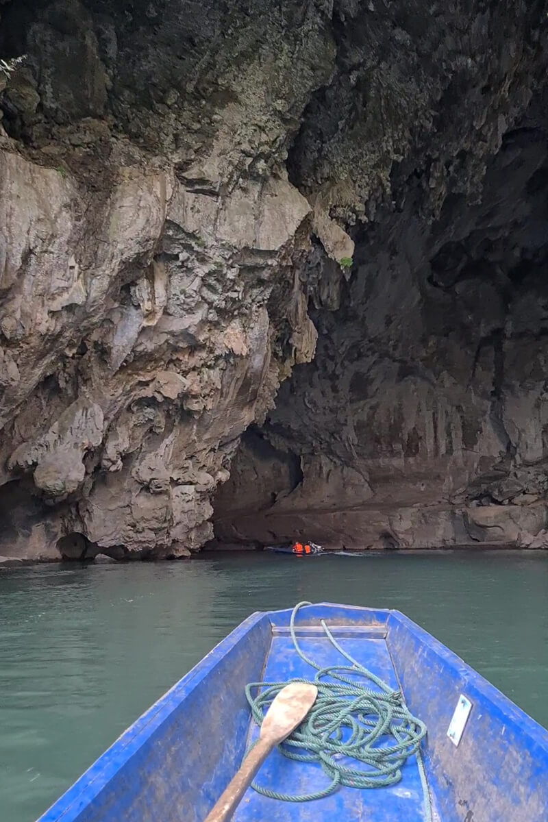 Das Langtailboot fährt in die Höhle
