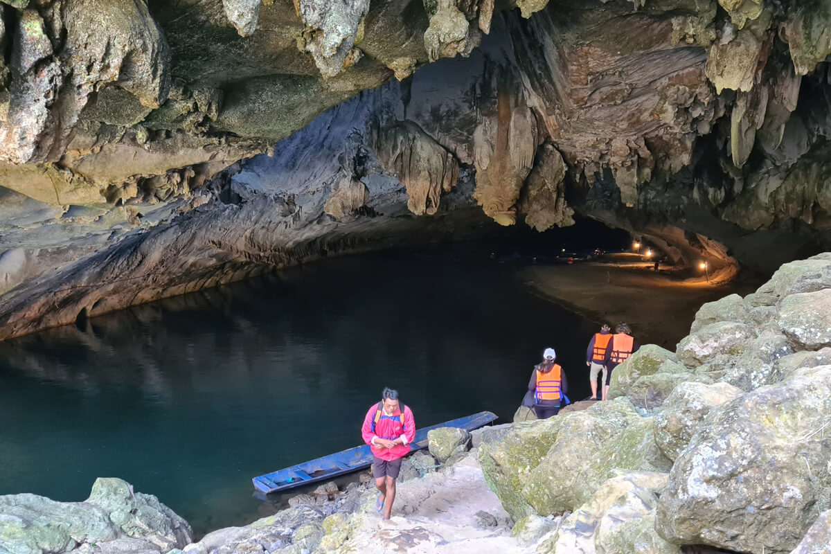 Longtailboote liegen am Eingang der Kong Lor Cave
