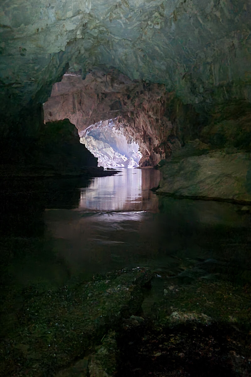 Licht fällt in den Ausgang der Höhle