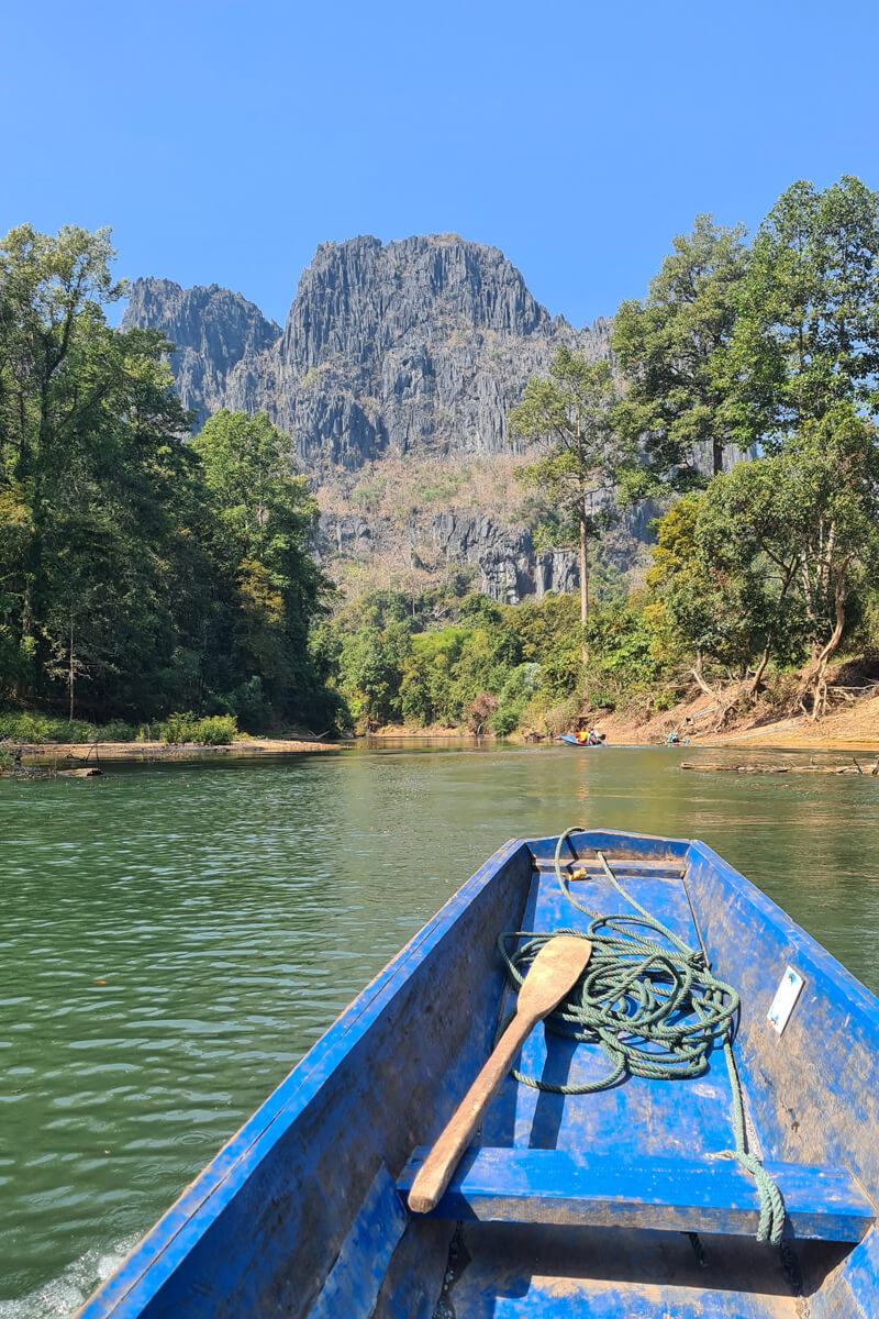 Mit dem Longtailboot auf dem Fluss zwischen Karstbergen