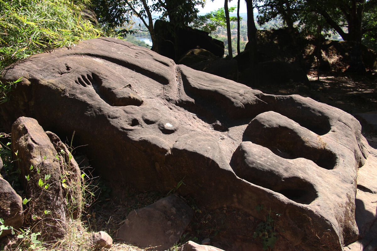 Krokodilform in einem Stein des Wat Phou Tempels
