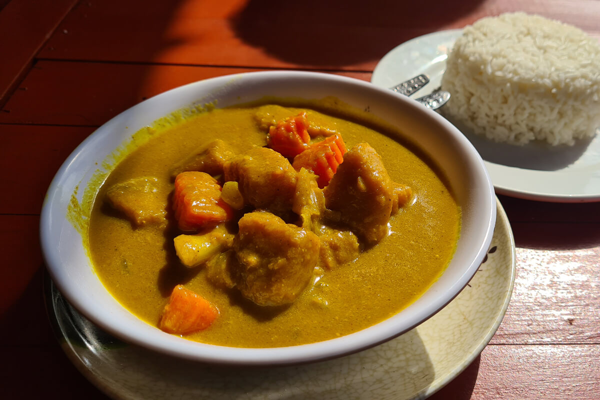 Gelbs Curry mit Kürbis und Reis