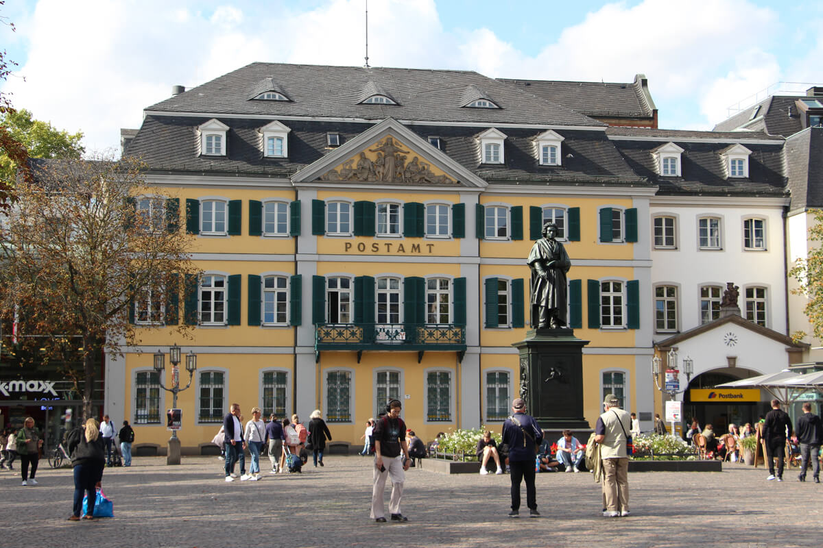 Münsterplatz in Bonn mit Beethovendenkmal