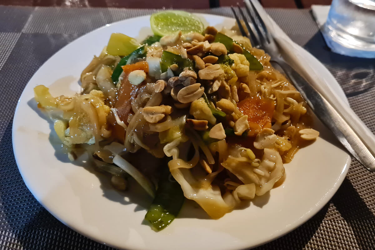 Pad Lao mit Gemüse und Erdnüssen