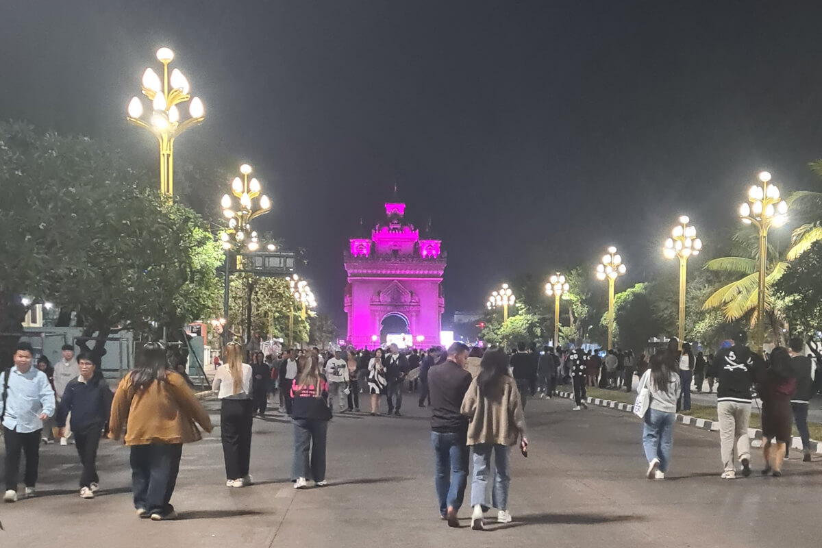 Die beleuchtete Straße am Patuxai an Silvester