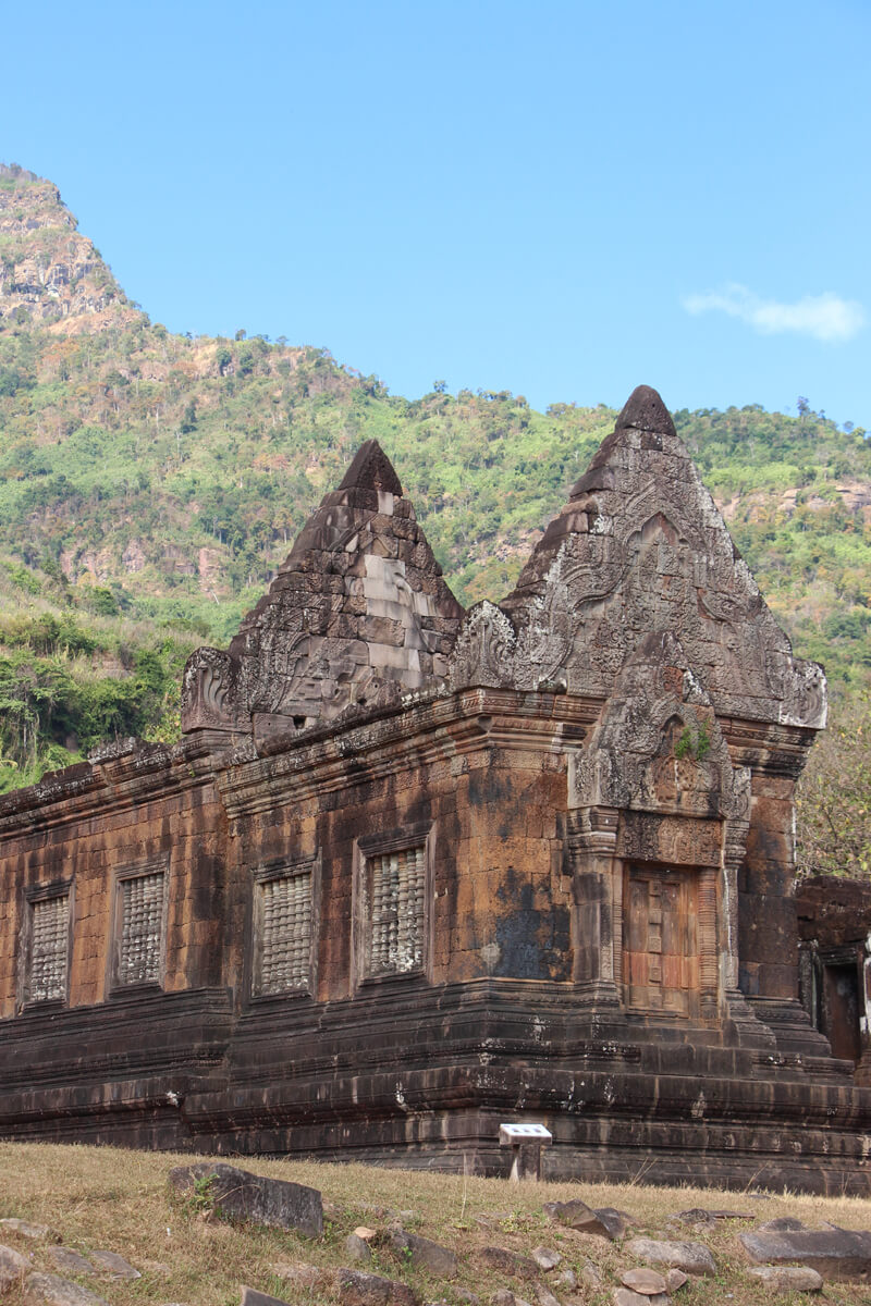 Ruine am Wat Phou mit gut erhaltenen Reliefs