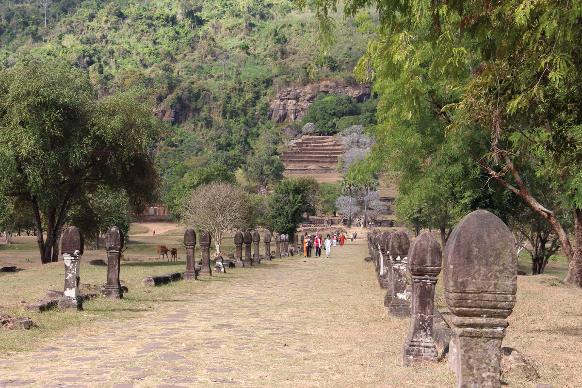 Prozessionsstraße mit Lingas am Wat Phou