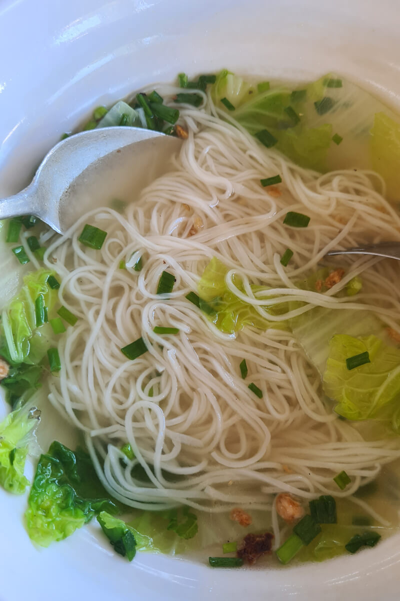 Laotische Reisnudelsuppe mit frischen Kräutern