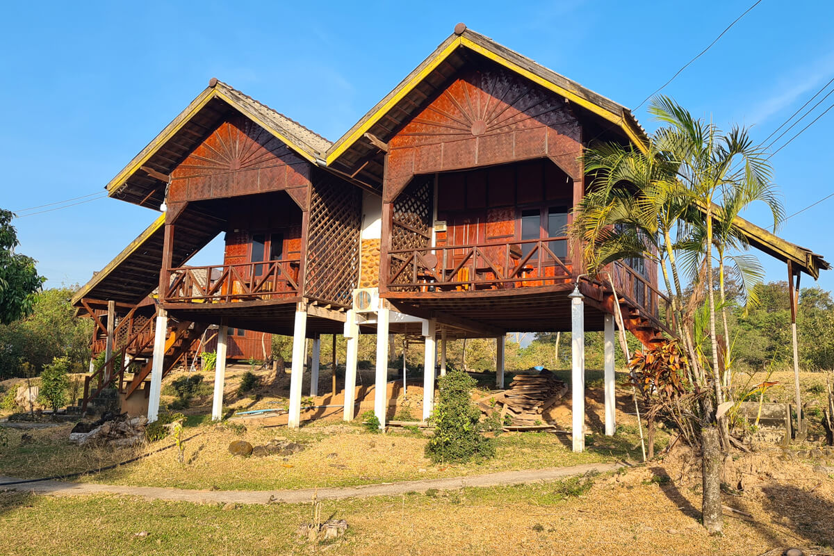 Holzbungalows im Sainamhai Resort in Laos