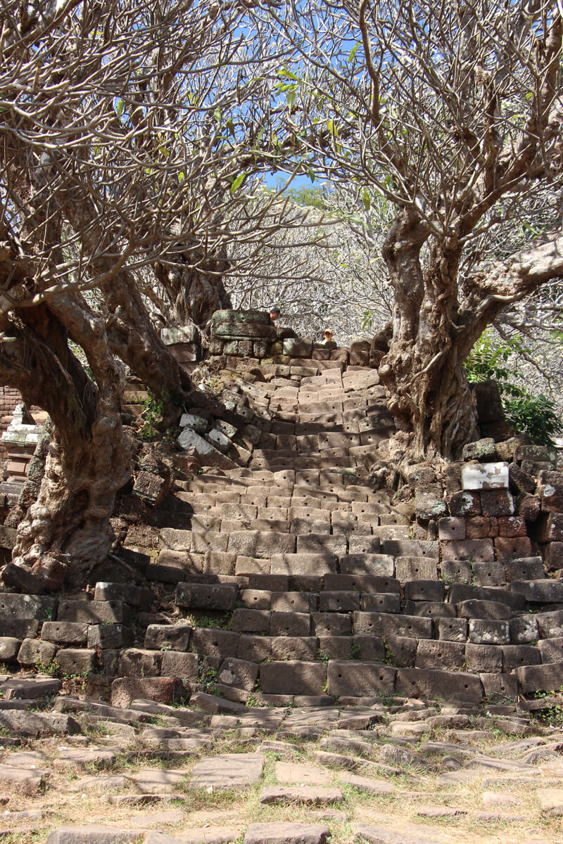 unregelmäßige Steintreppen im Wat Phou