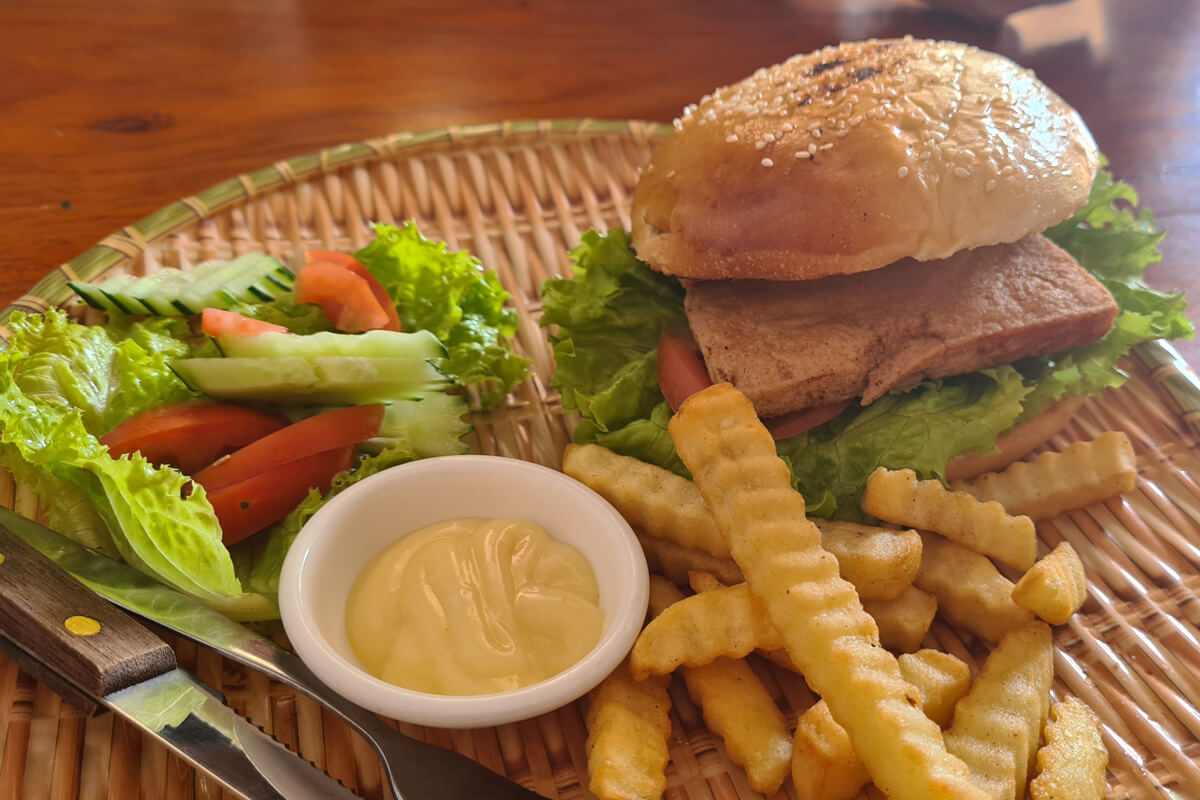 Tofu Burger mit Pommes