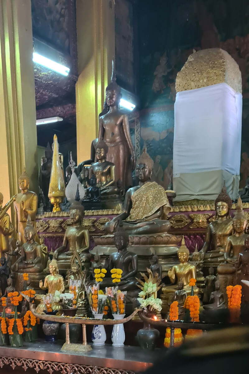 Die Säule der Stadt im Vat Simuang Tempel