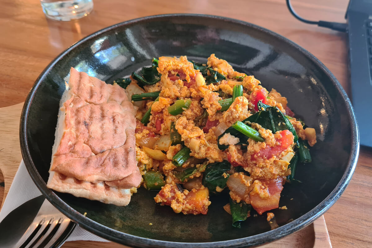 Scrambled Tofu mit Wasserspinat