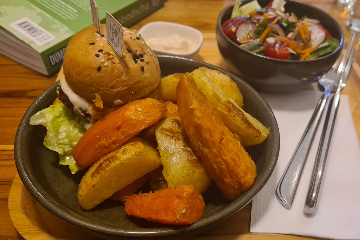 Veganer Burger mit Kartoffeln