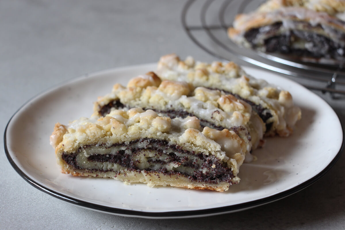 drei Stücke veganer Mohnstriezel auf einem Teller