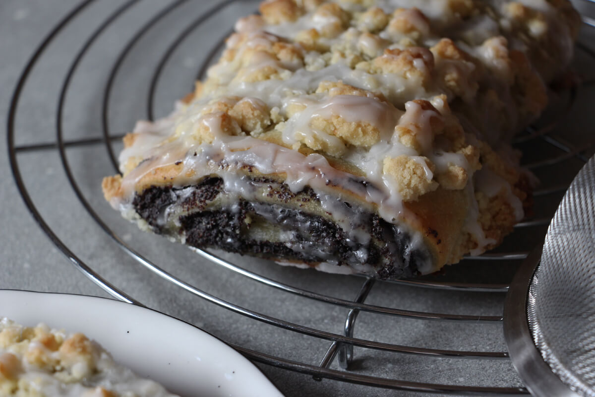 veganer Mohnstriezel auf einem Kuchenrost
