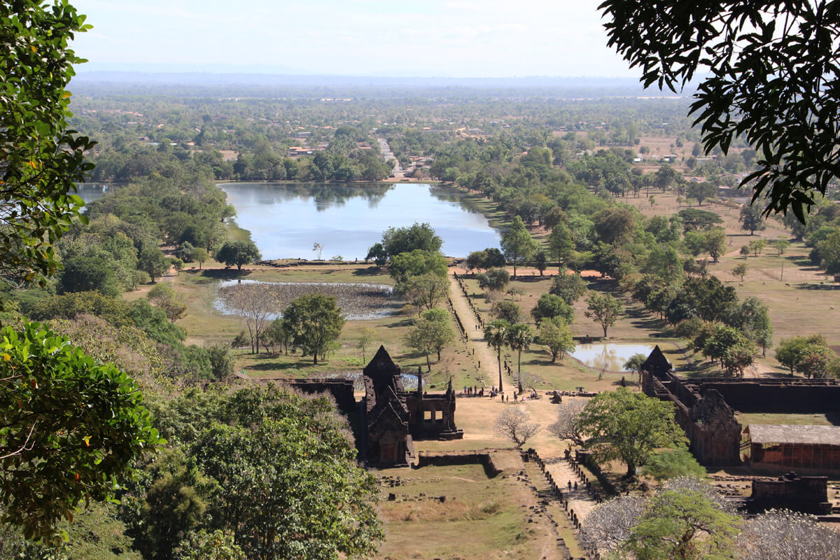 Ausblick über den Wat Phou Tempel und das Wasserbassin