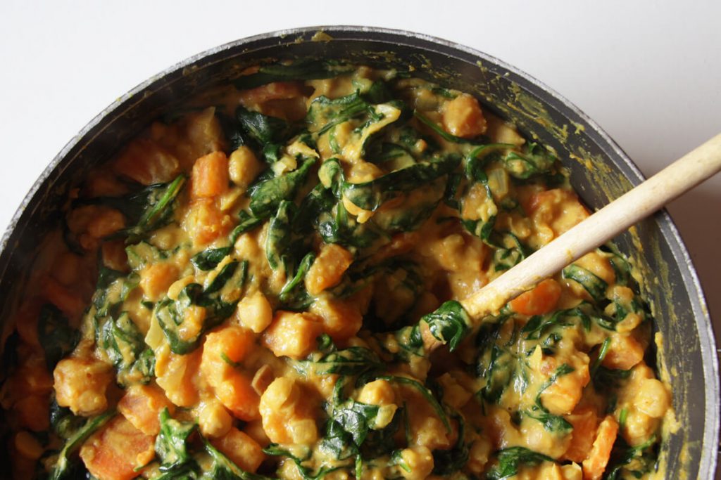 Eine Pfanne mit Süßkartoffel-Spinat-Curry
