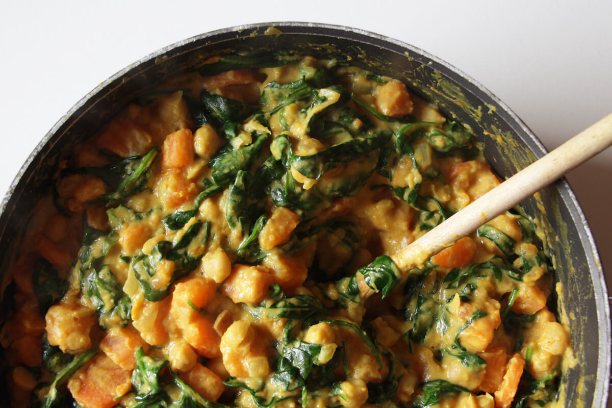 Eine Pfanne mit Süßkartoffel-Spinat-Curry