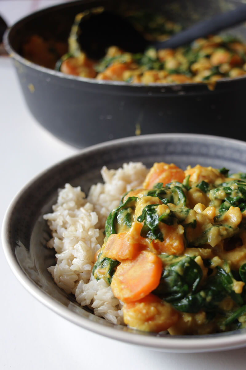 Eine Bowl mit Süßkartoffel-Spinat-Curry und Reis