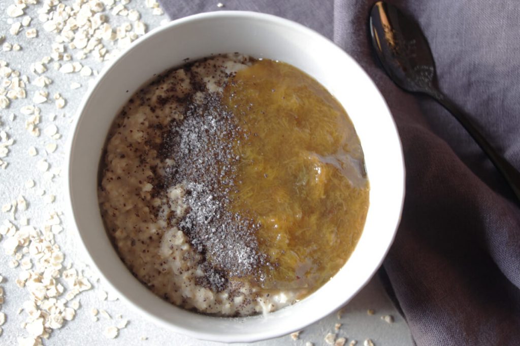 veganes Vanille-Mohn-Porridge mit Pflaumenmus Topping