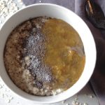 veganes Vanille-Mohn-Porridge mit Pflaumenmus Topping
