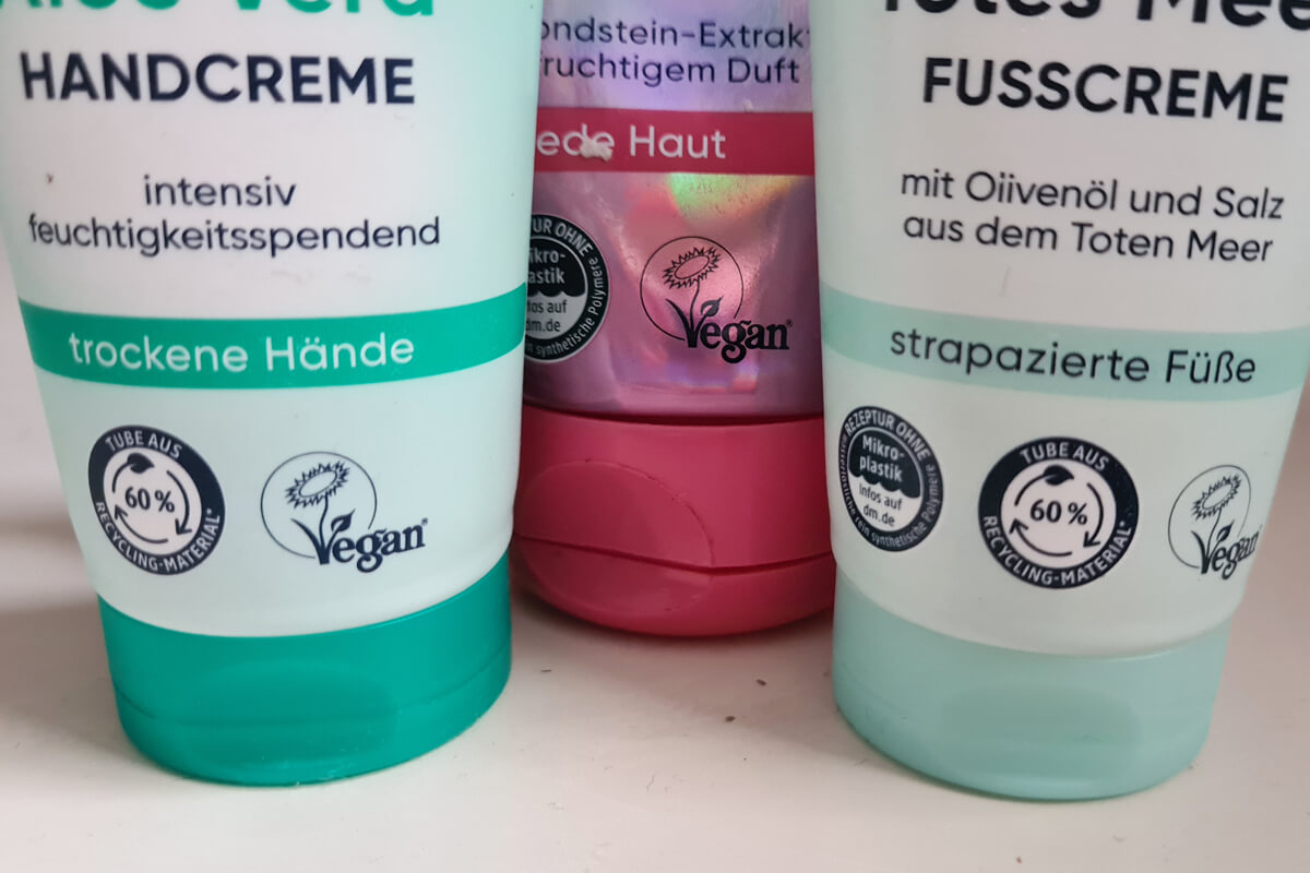vegane Kosmetik mit Veganblume als Kennzeichnung