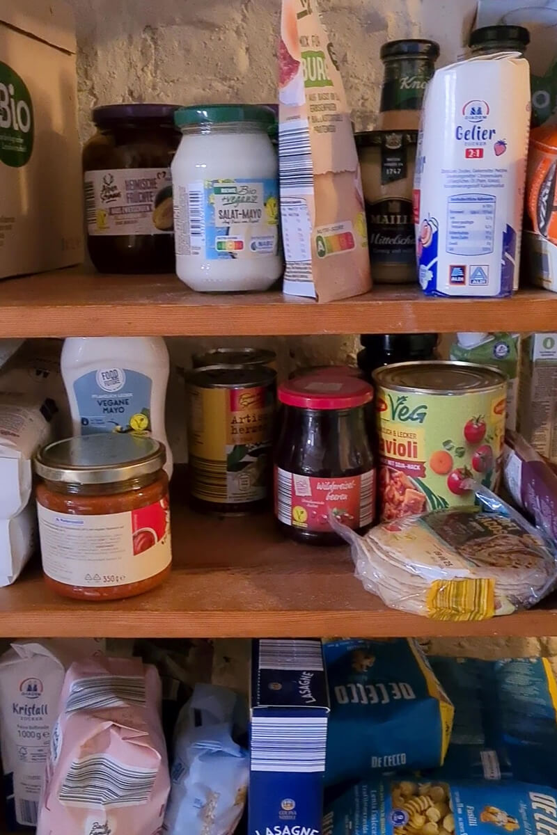 In meinem veganen Vorratsschrank finden sich viele Produkte, die ich im Angebot gekauft habe.