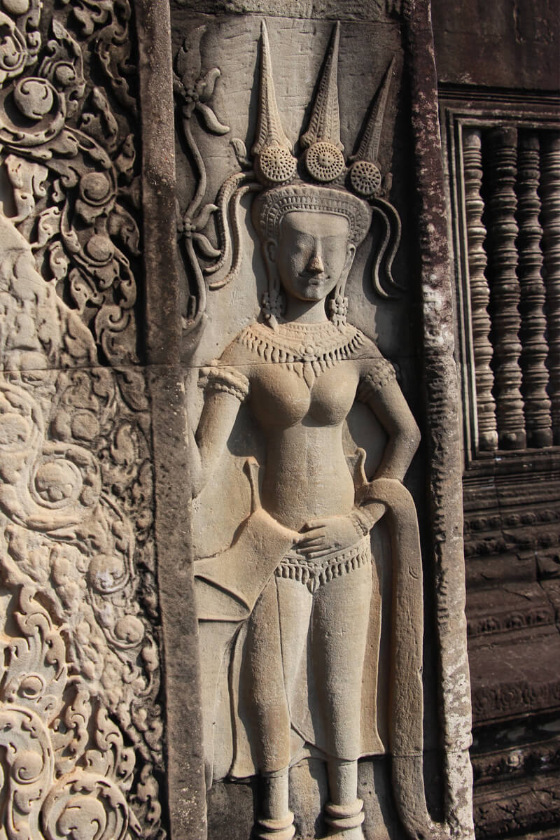 Relief von den berühmten Apsara Tänzerinnen in Angkor Wat.