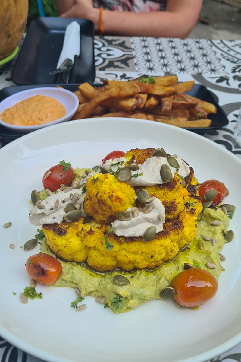 Blumenkohlsteak auf Avocadocreme