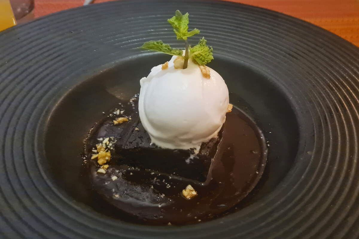 veganer Brownie mit Schokosoße und Vanielleeis im Element