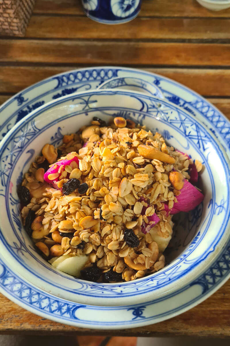 Müsli Bowl mit frischem Obst im Epic Arts Café in Kampot